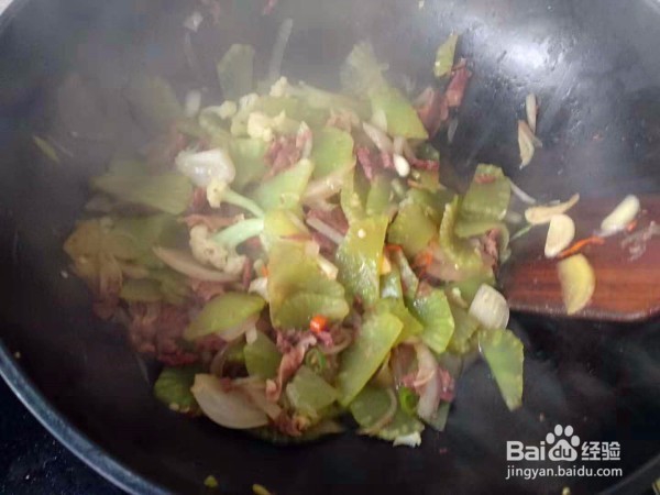 牛肉炒莴苣洋葱的做法