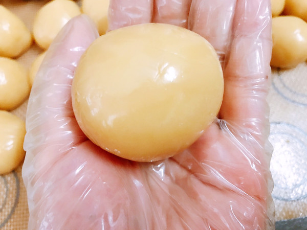 广式纯白莲蓉蛋黄月饼