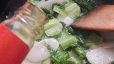 如何用蚝油生菜炒年糕？