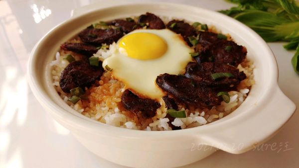 香肠蛋酱油焖饭