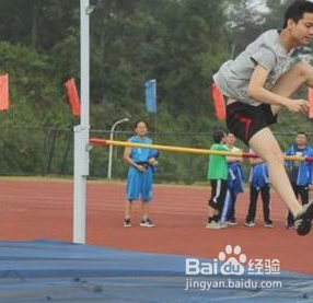 跨越式跳高过杆练习方法