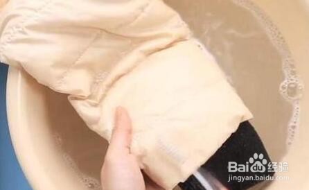 羽绒服上中性笔油怎么能洗掉