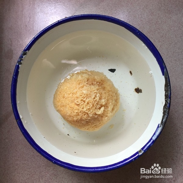 红枣莲子银耳汤的步骤