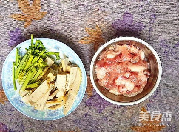 猪肉香芹炒肉饼