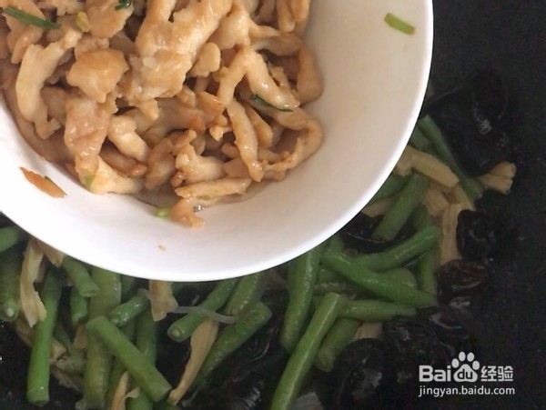腐竹木耳炒鸡肉的做法