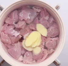 胡萝卜焖羊肉的做法