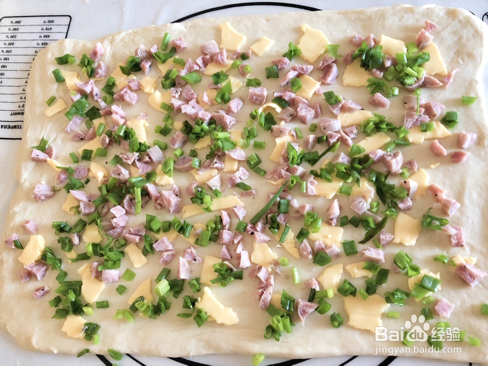 香气浓郁的芝士肉肠香葱面包