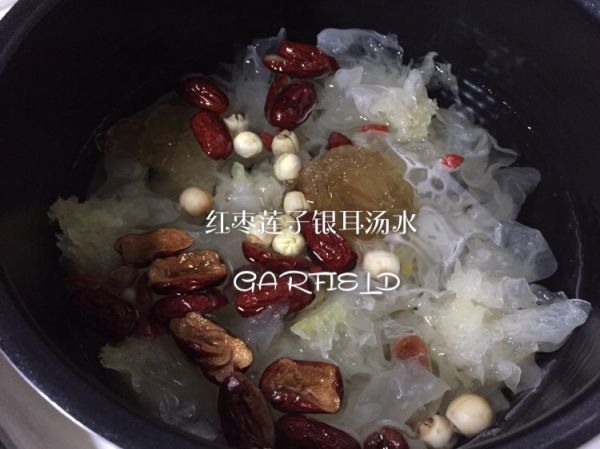 红枣莲子银耳糖水