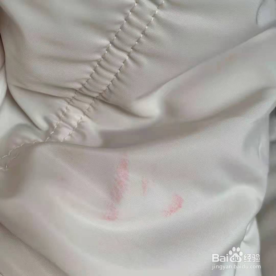 口红印在白衣服上怎么去除