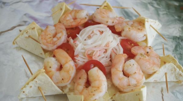 浓厚拉丝太阳海鲜披萨