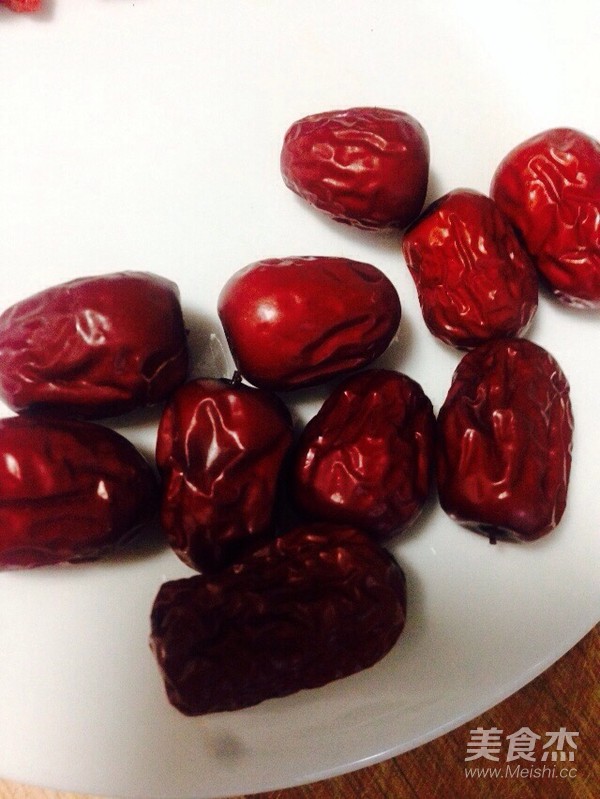 香蕉莲子红枣银耳汤