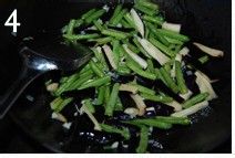 豆角茄子鸡肉脆肠焖面