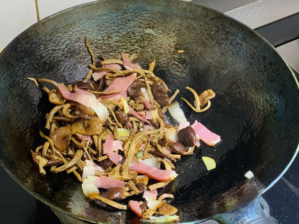 川香干锅茶树菇