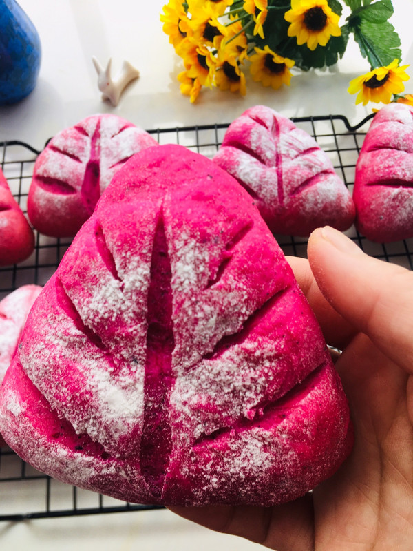 火龙果麻薯坚果软欧包