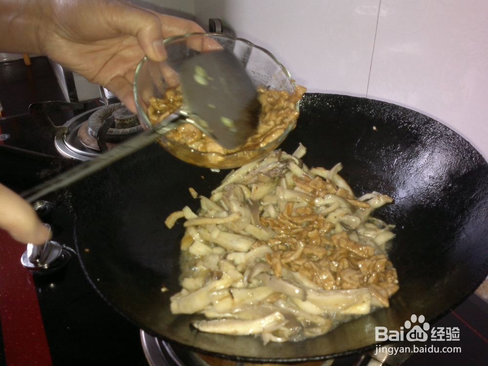 制作简单的下饭菜青椒平菇炒肉的做法
