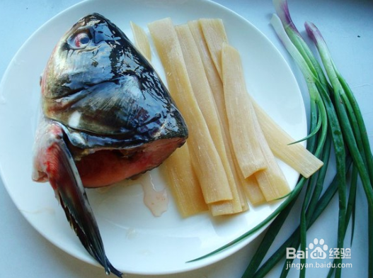 鱼头苕粉煲的做法