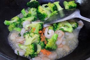 食补养生鲍汁西兰花炒虾仁的做法