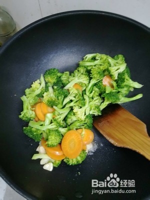 健康养生佳品胡萝卜西兰花的做法