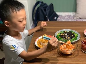 养生食补蒜蓉蚝油西兰花木耳和虾的做法