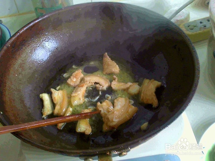 老年人怎样用电磁炉来爆炒猪肉皮芋头片