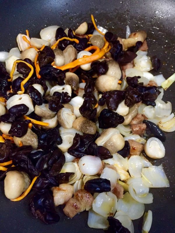 鲜百合炒猪扒粒