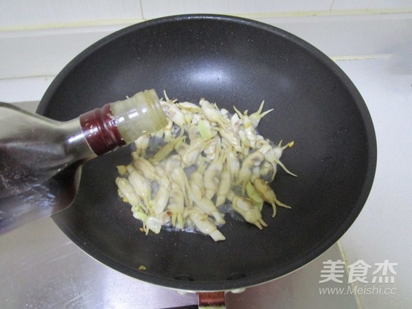 韭黄炒蛏子的做法