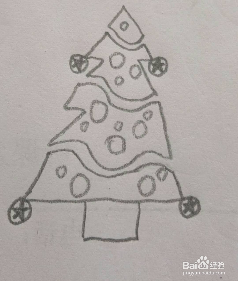 儿童简笔画圣诞树的画法2