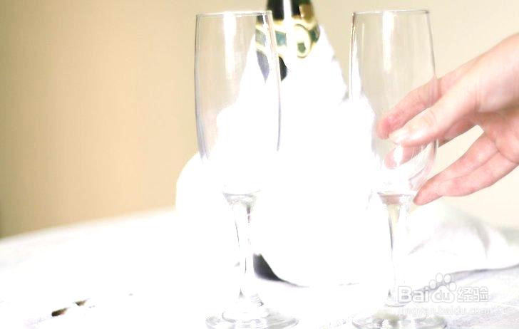 正确地倒一杯香槟酒