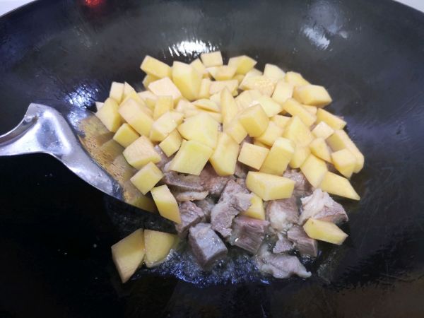 土豆胡萝卜牛肉焖饭