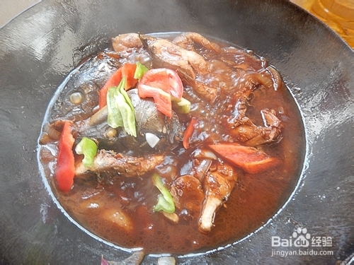 有菜有主食：铁锅炖鱼贴饼