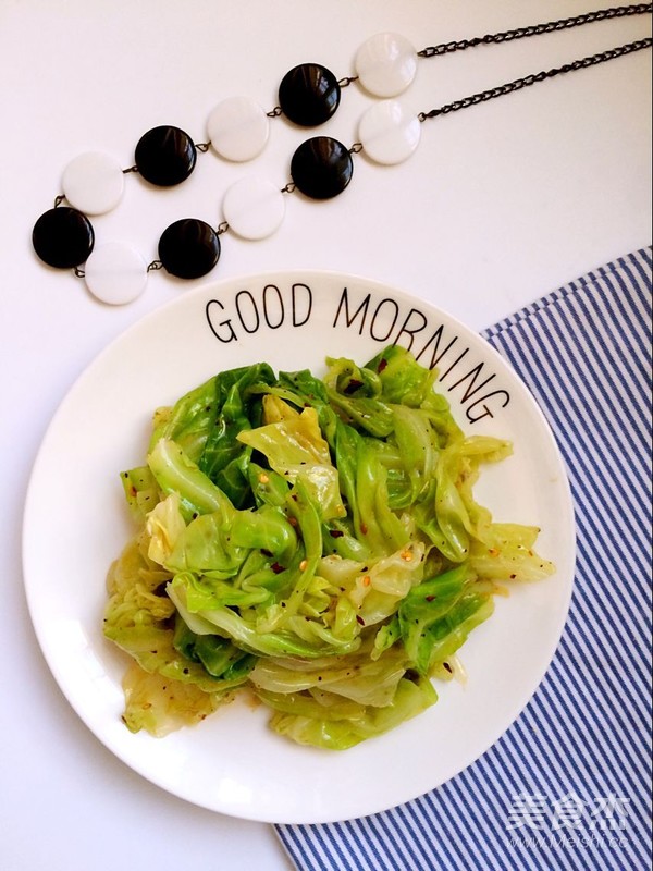 夏季清爽的凉拌包菜