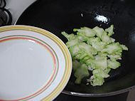 虾米炒鸡腿菇做法