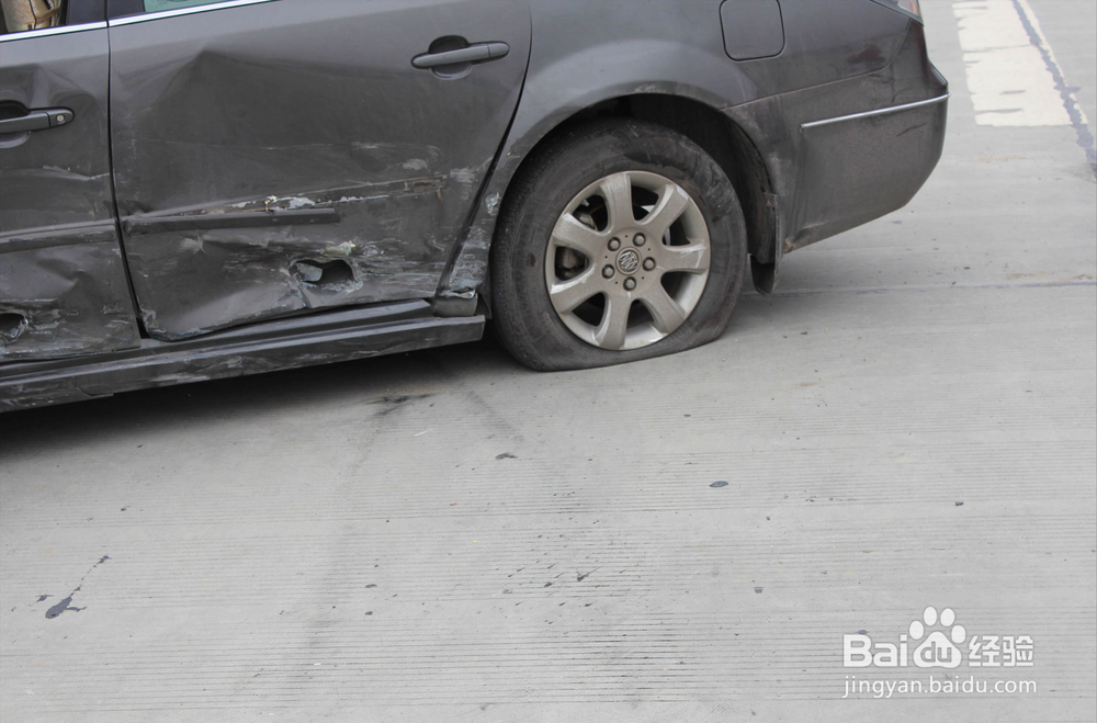 开车时遇爆胎怎么办？