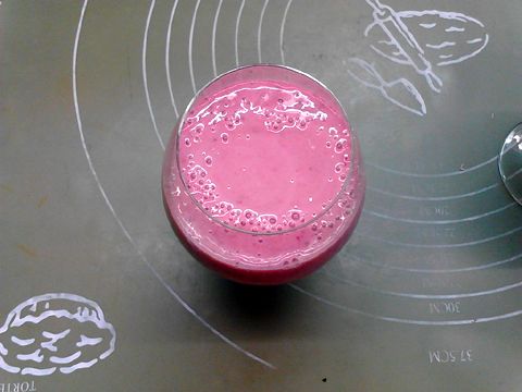 双层蔓越莓香蕉酸奶昔