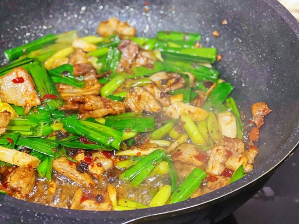 传统四川蒜苗回锅肉