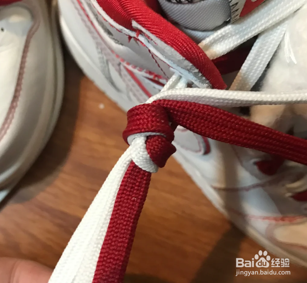 两根鞋带怎样绑一只鞋