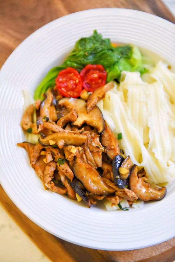 香菇肉丝刀削面