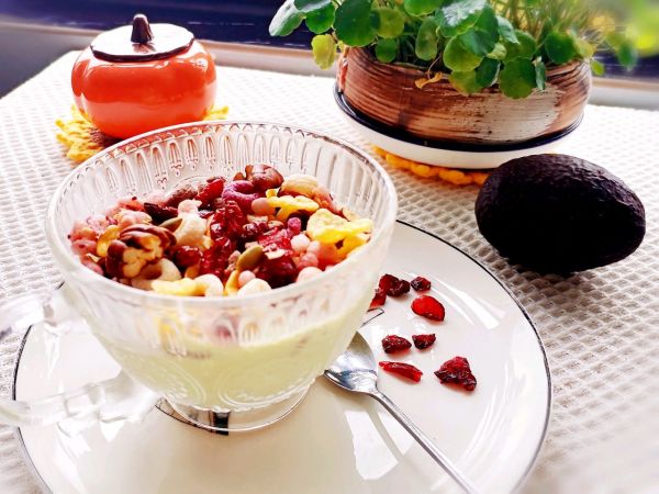 牛油果蔓越莓能量杯