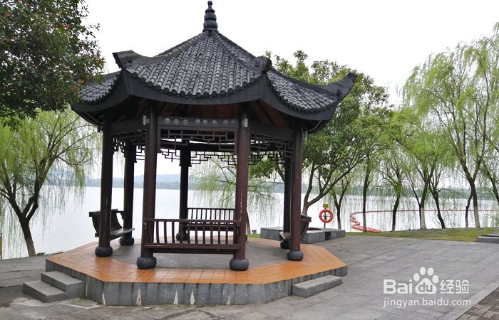 <b>如何参观岳阳南湖公园的八角亭</b>