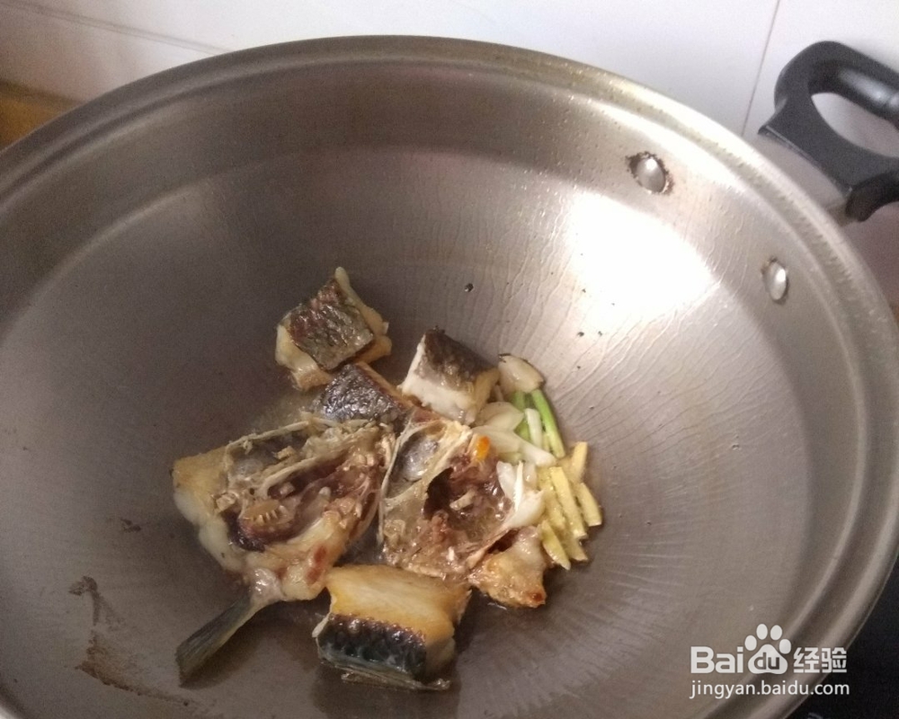 色香浓郁的鱼头豆腐汤