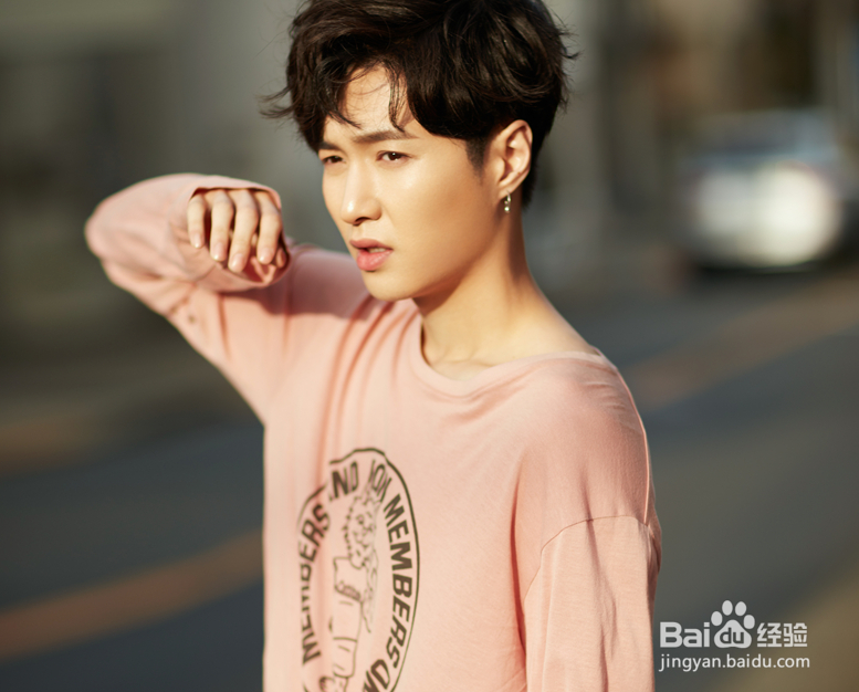 张艺兴街头照曝光！阳光下小漏香肩露性感锁骨