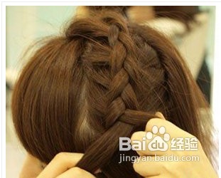 怎样打造韩式麻花辫编发