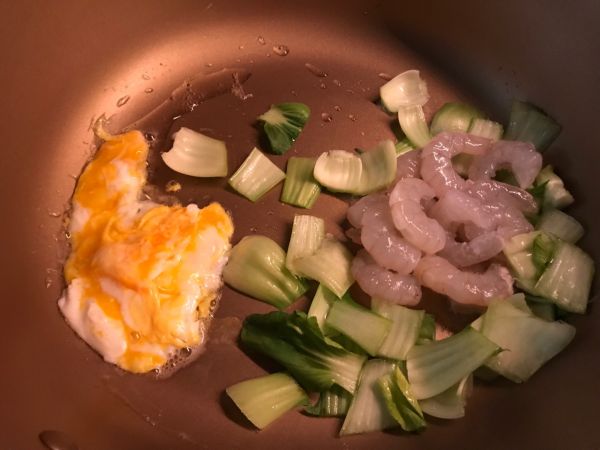 豆苗青菜虾仁年糕汤