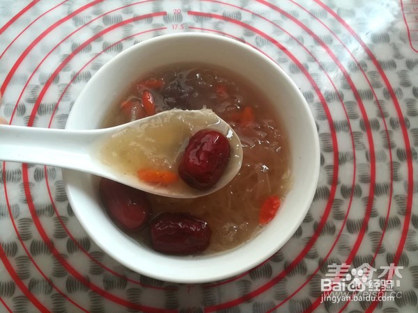 非常神奇的银耳红枣羹
