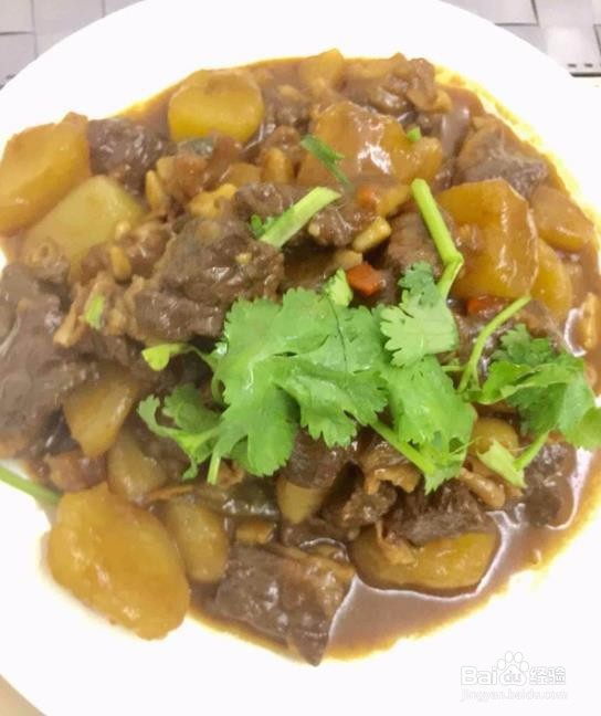 制作牛腩焖土豆