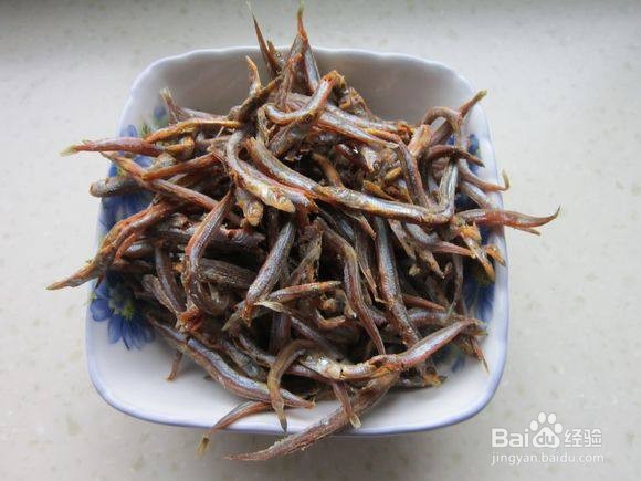 毛芹炒小青鱼的做法