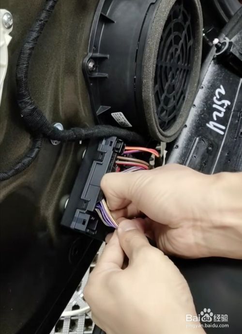 奥迪a6l门板拆卸教程