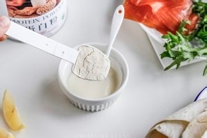 在家制作美味的烟熏三文鱼蛋白粉卷饼运动餐