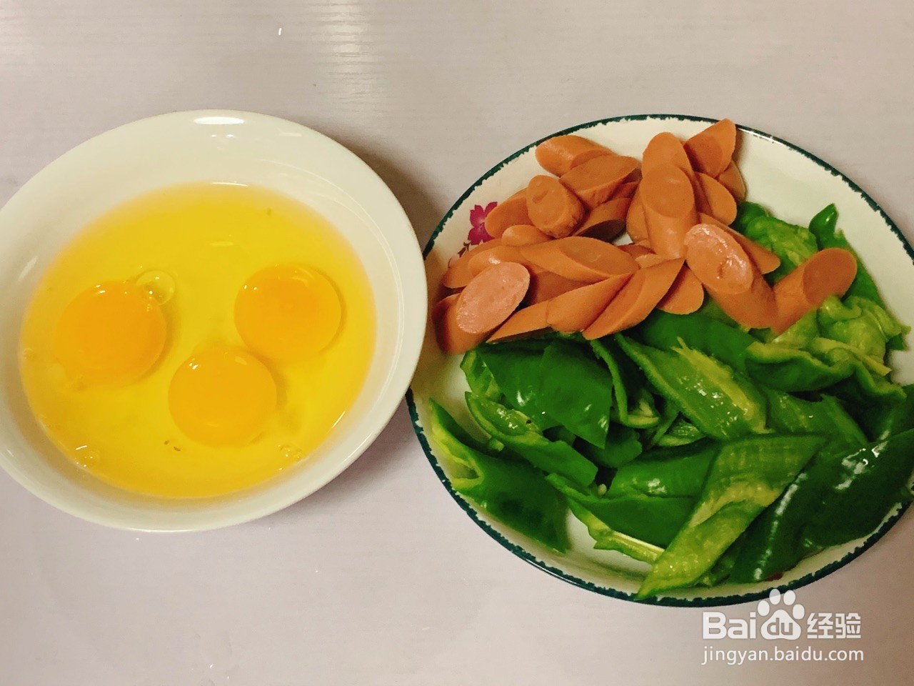 青椒火腿炒鸡蛋的做法