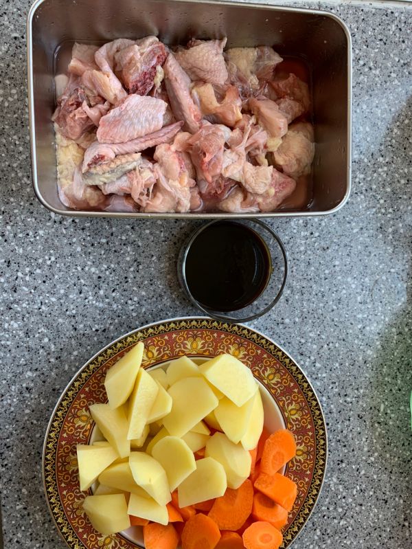 胡萝卜土豆炖鸡块